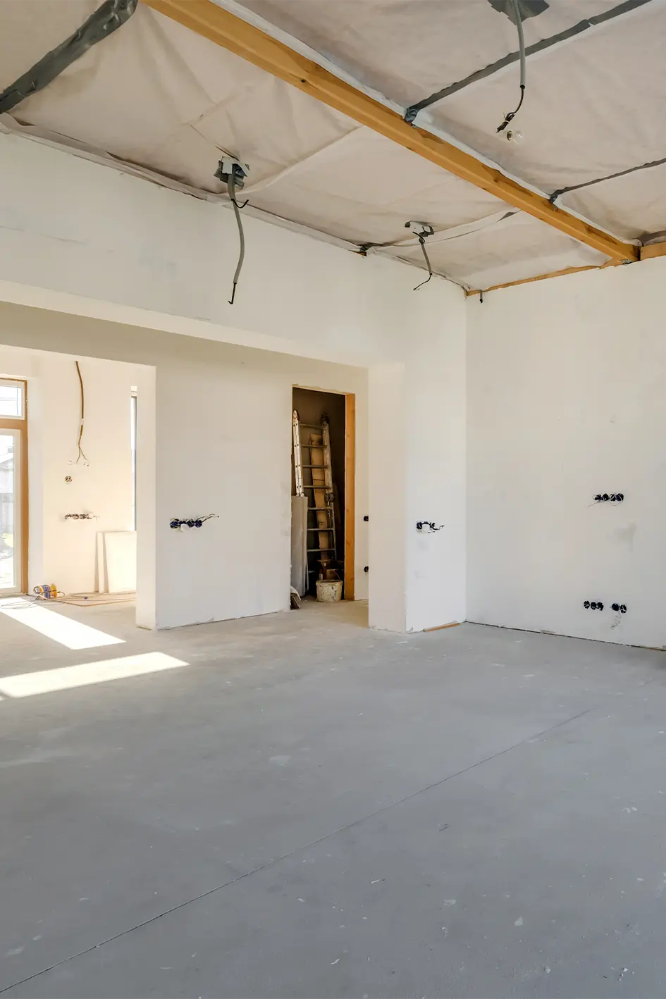 empty-unfurnished-room-with-minimal-preparatory-repairs-interior-with-white-walls-fireplace